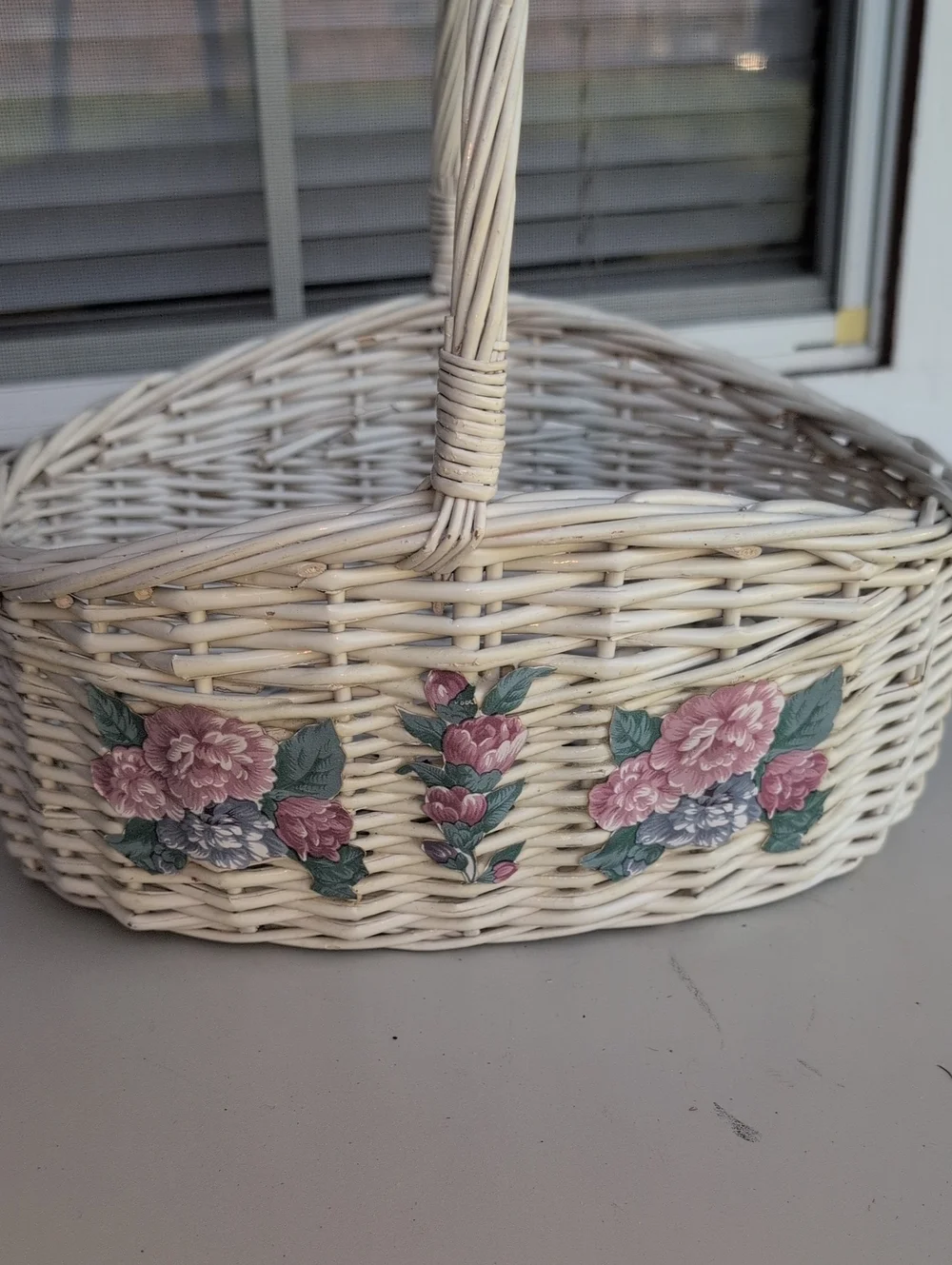 Vtg.White Wicker Floral Accent Basket with Handle(226)